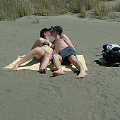 Pair shows sex beach.